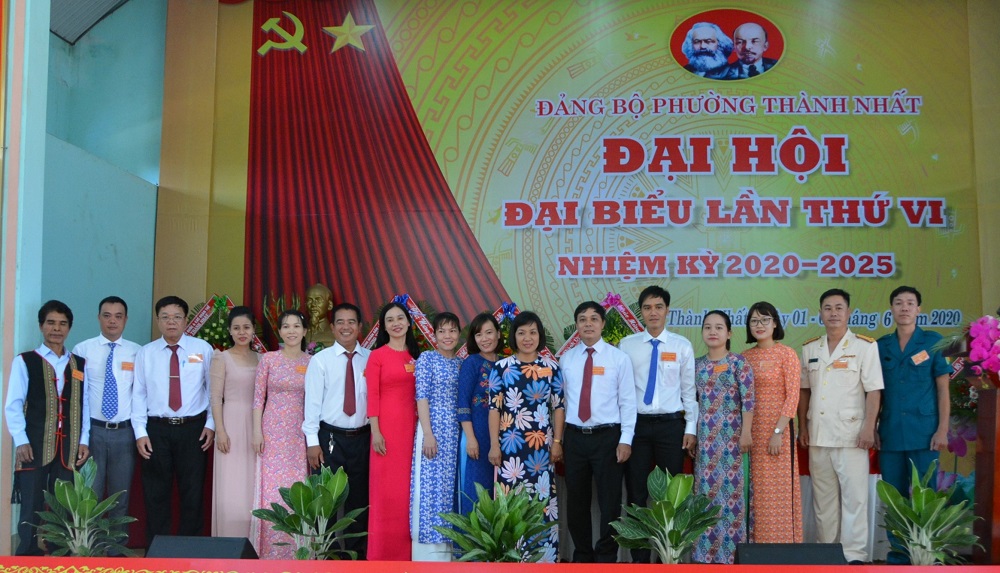 2-6 đại hội đảng bộ Thành Nhất (BCH ra mắt).JPG